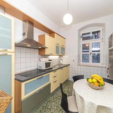 Apartman Within Ancient Walls