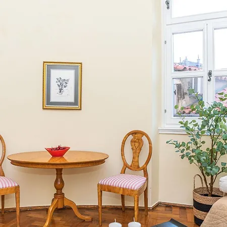 Within Ancient Walls Apartment *